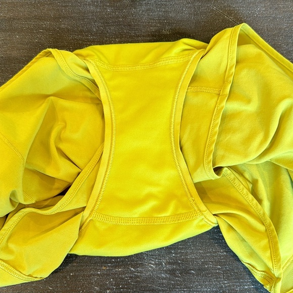 Lululemon Hotty Hot Shorts Size 6 Low Rise 2.5” Lined Soleil Yellow EUC Run - Picture 7 of 10